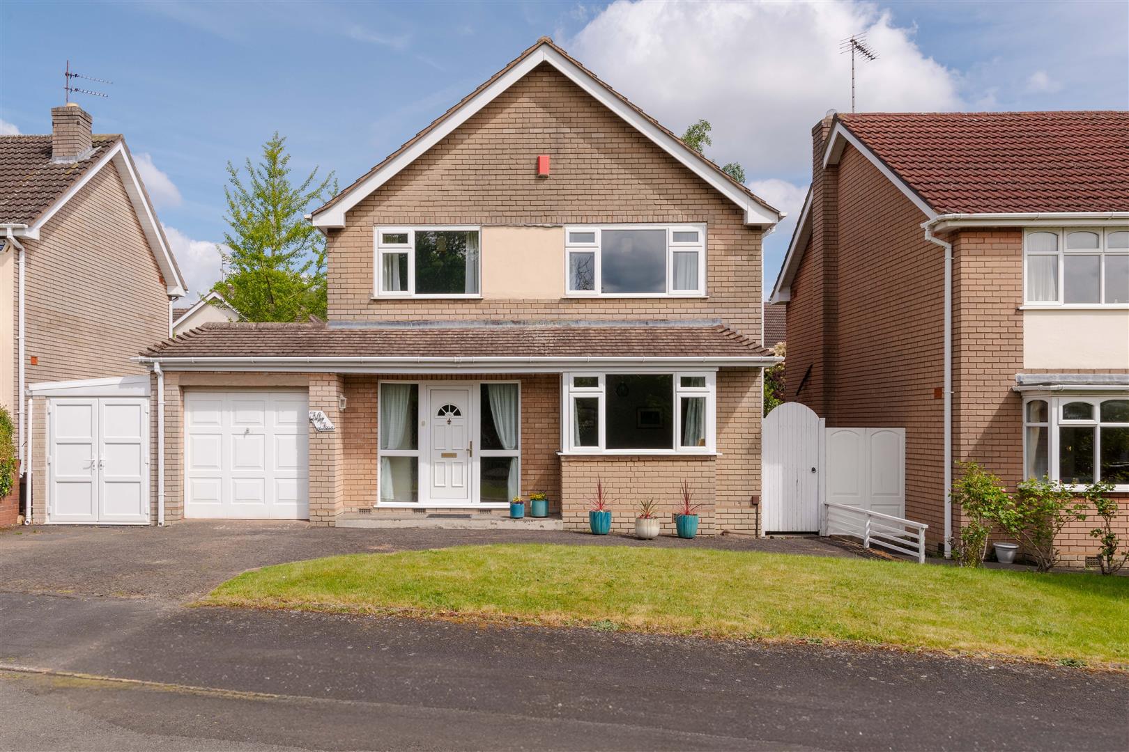 3 bed property in Wollescote Road, Stourbridge